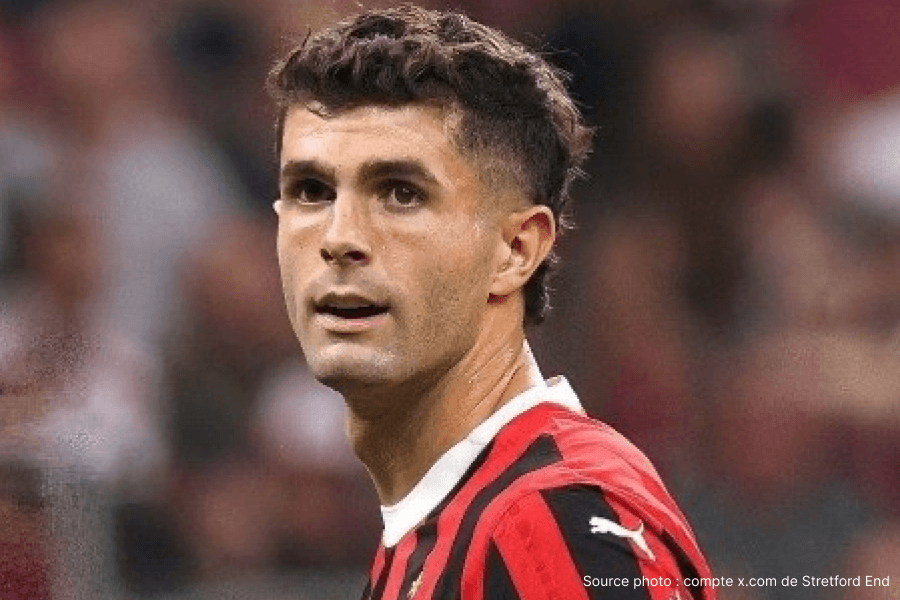 Christian Pulisic AC Milan maillot rouge noir action Serie A 2026