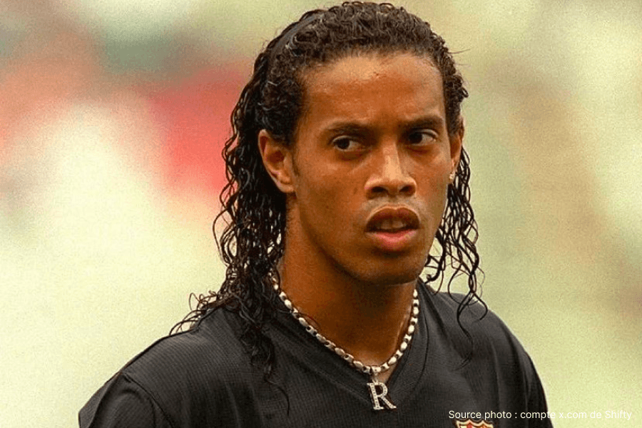 Ronaldinho Gaúcho sourire FC Barcelone maillot blaugrana Ballon d'Or 2004