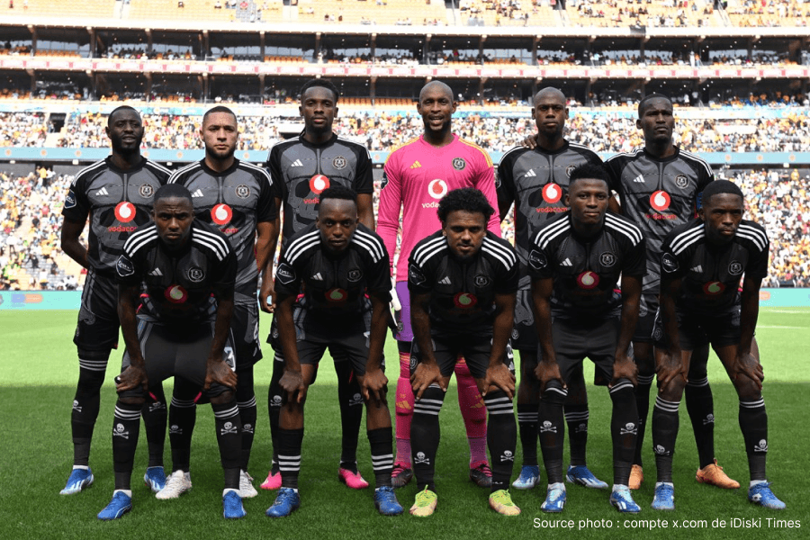 Orlando Pirates joueurs célébration victoire feuille blanche PSL Afrique du Sud