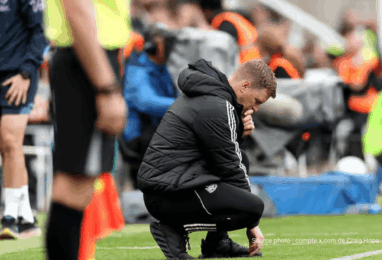 Eddie Howe donne des instructions tactiques sur le banc de Newcastle United