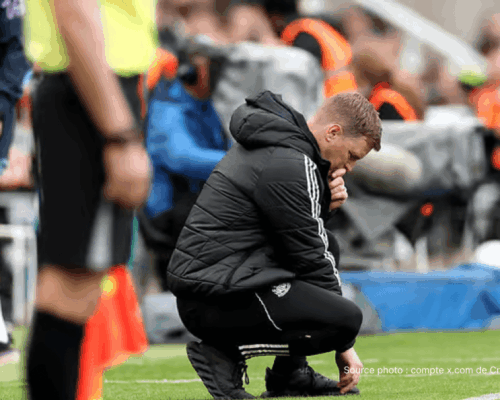 Eddie Howe donne des instructions tactiques sur le banc de Newcastle United
