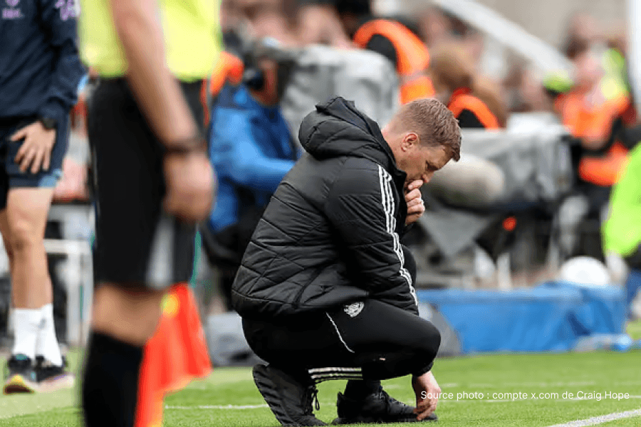 Eddie Howe donne des instructions tactiques sur le banc de Newcastle United