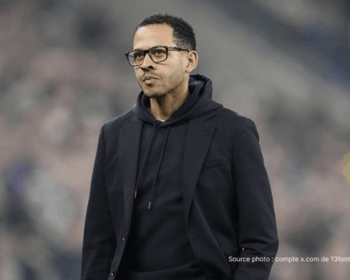 Liam Rosenior entraîneur Chelsea bord terrain Stamford Bridge 2026