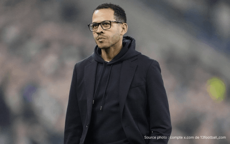 Liam Rosenior entraîneur Chelsea bord terrain Stamford Bridge 2026