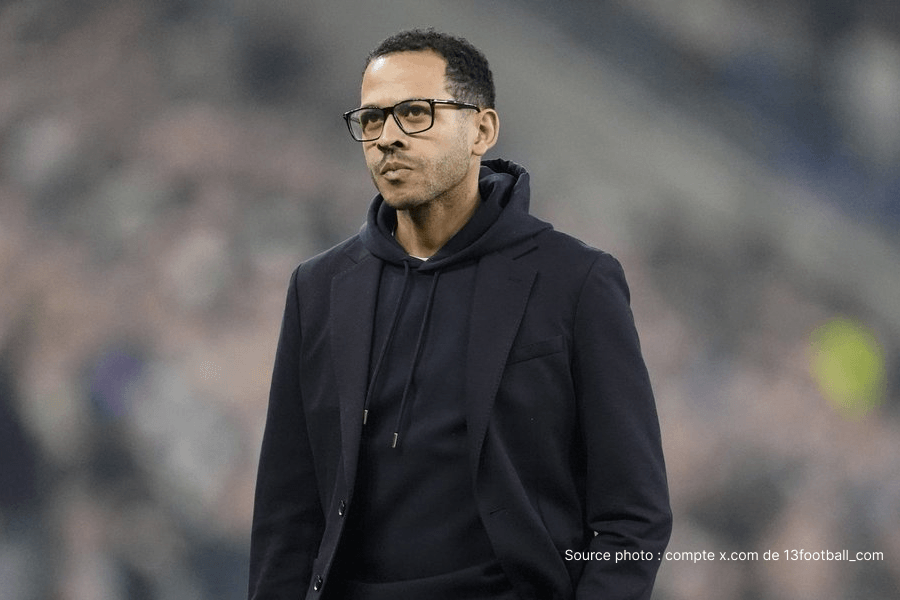 Liam Rosenior entraîneur Chelsea bord terrain Stamford Bridge 2026