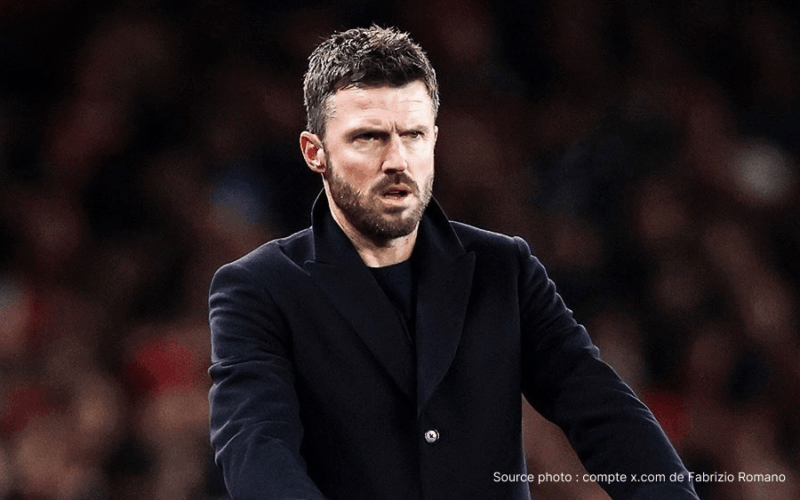 Michael Carrick entraîneur intérimaire Manchester United dirigeant une séance d'entraînement en 2026