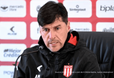 Alexander Medina entraîneur Estudiantes de La Plata avant Estudiantes Independiente Medellín 27 mai 2026 au Estadio UNO Jorge Luis Hirschi — Copa Libertadores Groupe A