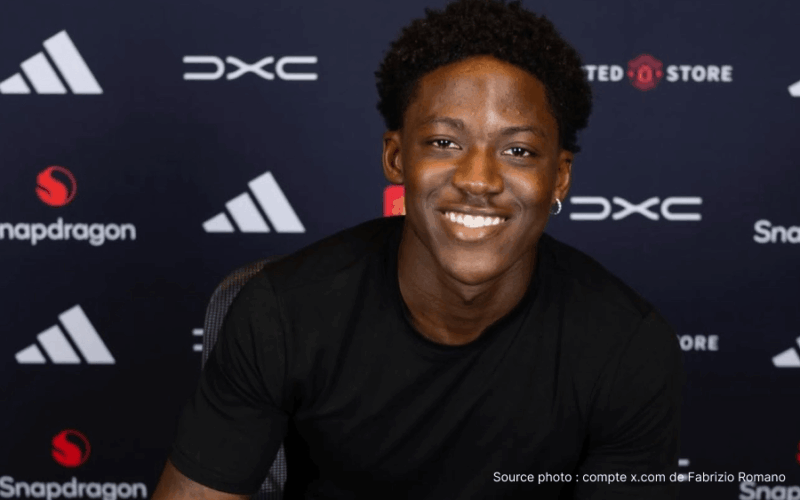 Kobbie Mainoo milieu Manchester United célèbre but Old Trafford 2026