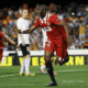 Stéphane Mbia analyse avant Fribourg Aston Villa finale Europa League 20 mai 2026 au Beşiktaş Park Istanbul
