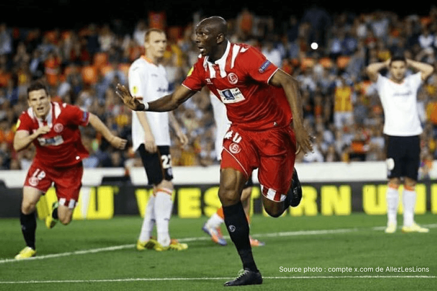 Stéphane Mbia analyse avant Fribourg Aston Villa finale Europa League 20 mai 2026 au Beşiktaş Park Istanbul