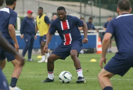 Le maillot domicile du PSG 2026-2027 marque un retour appuyé à l’identité historique