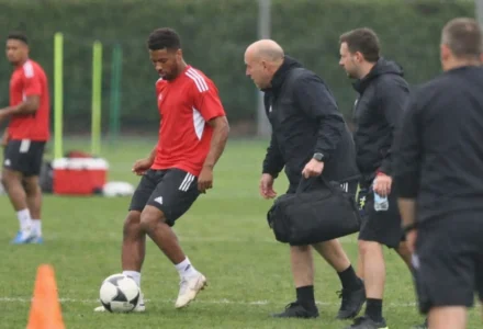 Jurrien Timber quitte le stage d’Arsenal pour poursuivre sa reprise à Londres