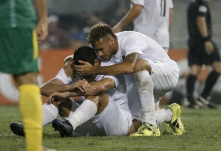 Neymar balaie les accusations de tensions dans le vestiaire de Santos