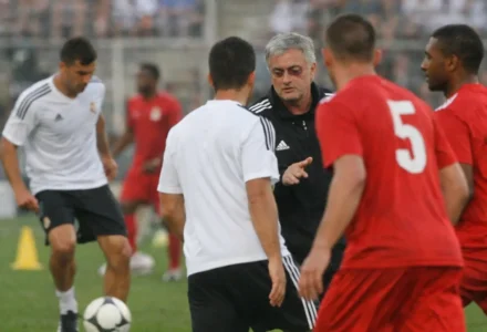 José Mourinho affiche un œil tuméfié, mais Real Madrid évite le drame