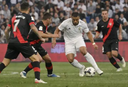 Mbappé étouffe les critiques et porte un Real Madrid dominateur face au Rayo Vallecano