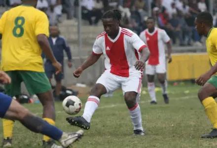 ELIKIA, de l’Ajax à l’afrobeats: le virage assumé d’Elikia Mbinga