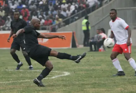 Makhehleni Makhaula prolonge l’aventure grâce à Irvin Khoza