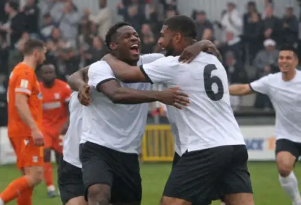 Lamine Cissé et Japhet Tanganga salués après la 9e journée de Championship