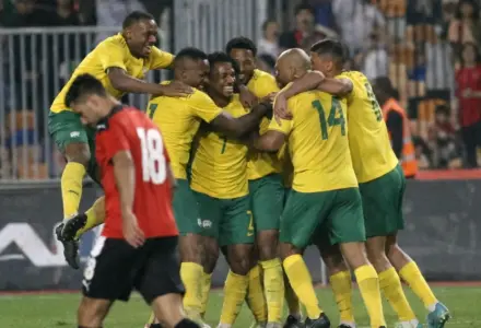 Bafana Bafana s’imposent face à l’Égypte et lancent un concours de légende autour de la photo