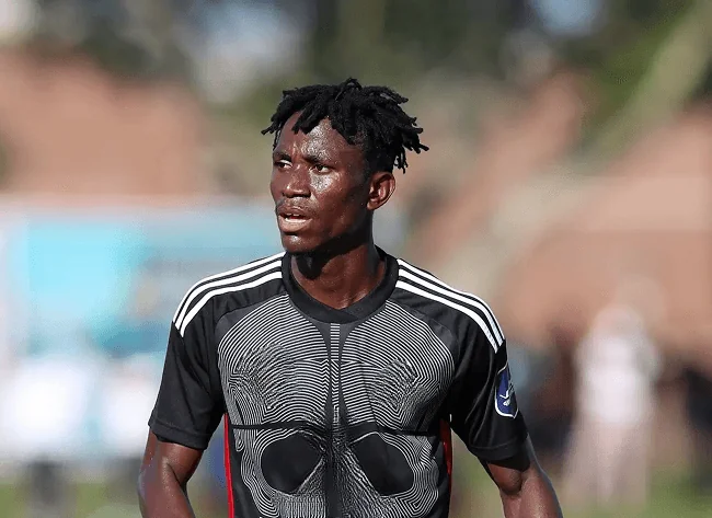 Karim Kimvuidi posant fièrement avec le maillot du FC Ashdod.