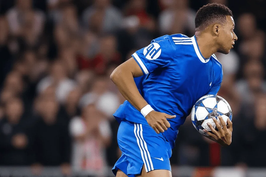 Mbappé célébrant son quadruplé contre l'Olympiakos en Ligue des champions.