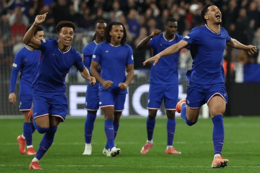 Supporters de la France accueillant les joueurs au stade