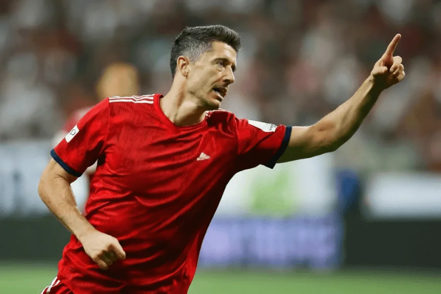 Lewandowski discutant avec l'entraîneur pendant un match.