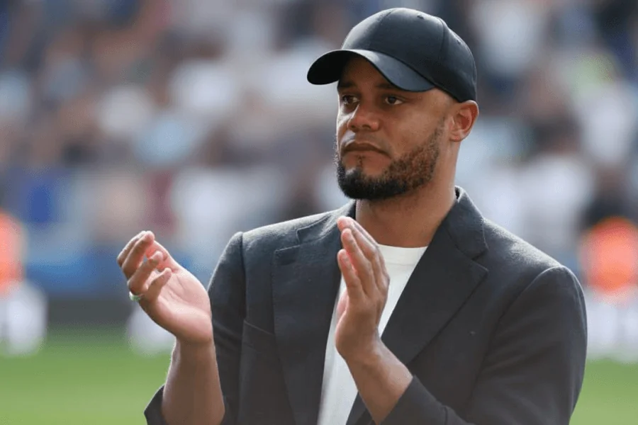 Kompany dirigeant son équipe lors d'un match.