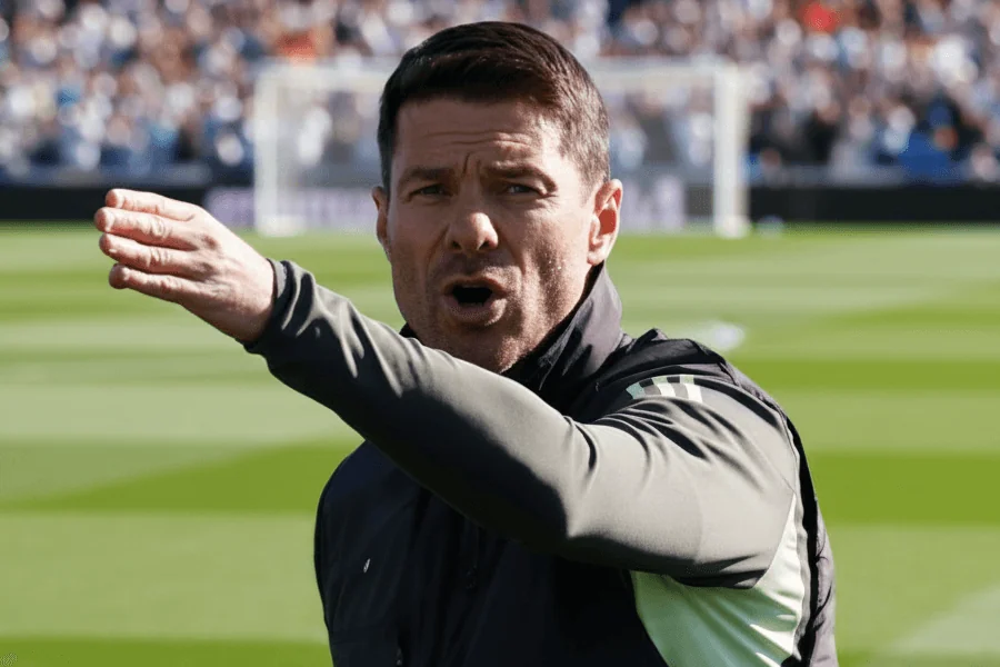 Xabi Alonso donnant des instructions à ses joueurs pendant un match de Liga