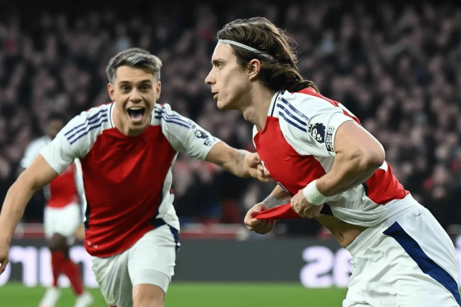 Arsenal FC célébrant un but lors d'un match.