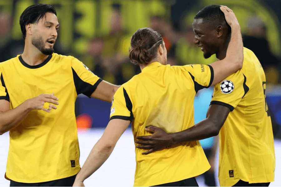 Supporters de Dortmund encourageant leur équipe au stade.