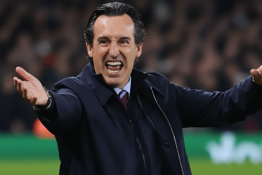 Unai Emery célébrant après la victoire d'Aston Villa.