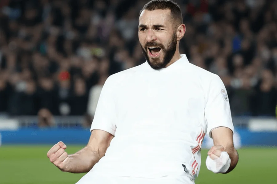 Karim Benzema célébrant un but avec Al-Ittihad.