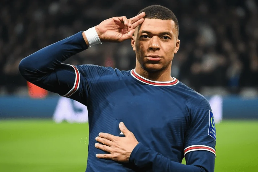 Kylian Mbappé célébrant un but avec ses coéquipiers au Real Madrid.