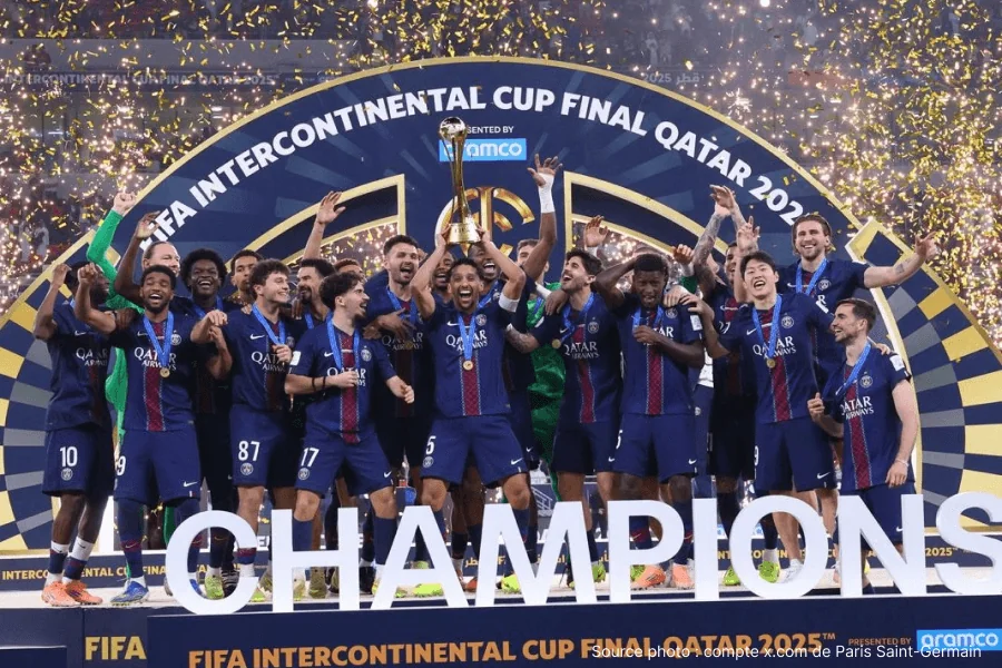 L'équipe du PSG célébrant sa victoire en finale.