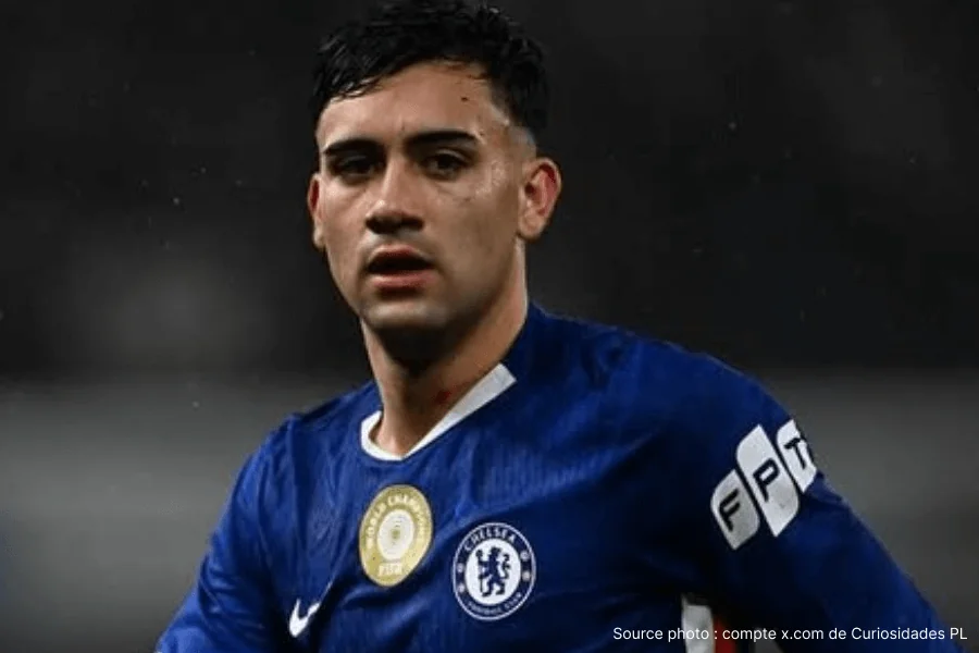 Facundo Buonanotte en maillot de Chelsea pendant match