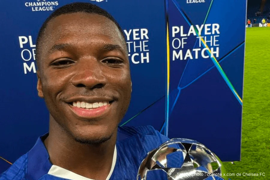 Moisés Caicedo marque tête victorieuse corner Chelsea Pafos Stamford Bridge