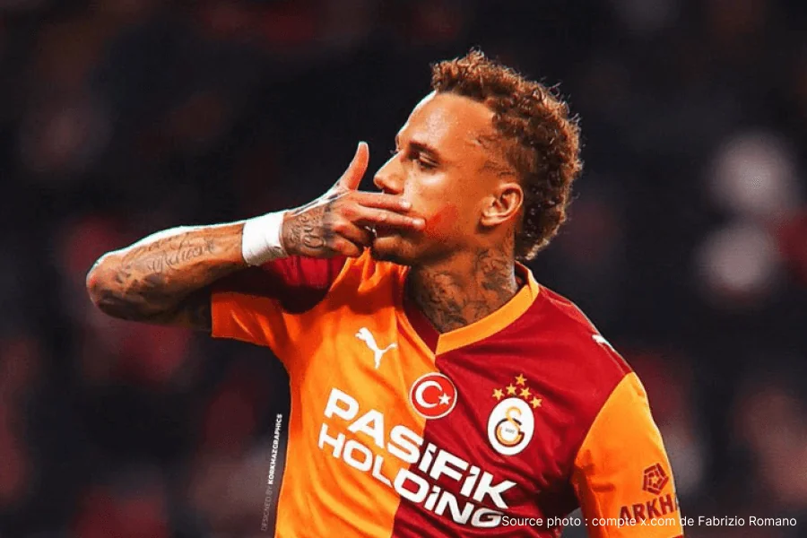 Noa Lang ailier néerlandais maillot Napoli match Serie A action