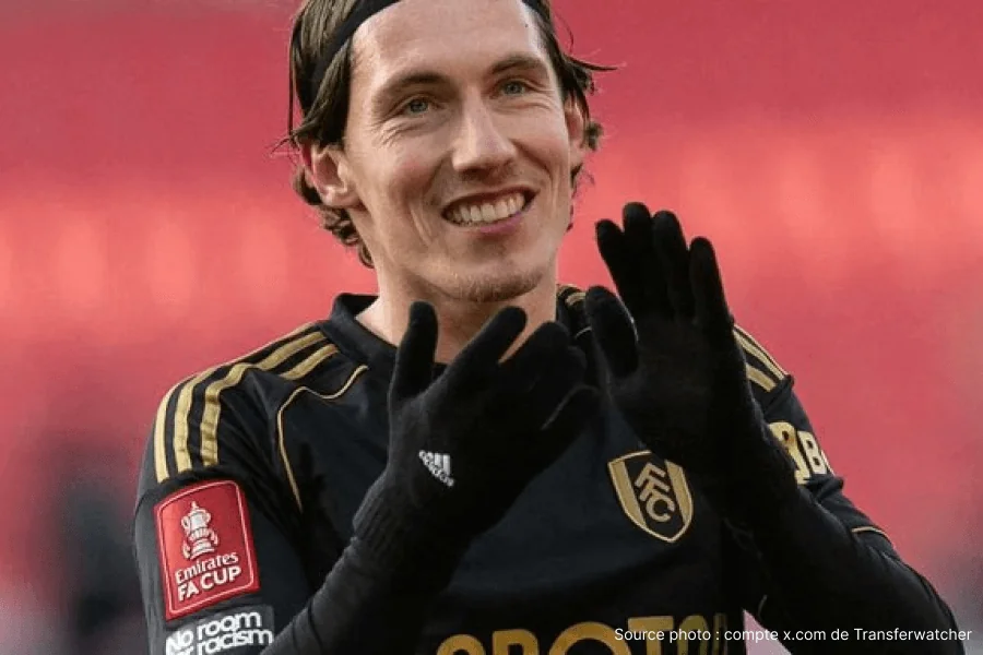 Harry Wilson driblant un défenseur lors d'un match de Fulham en Premier League