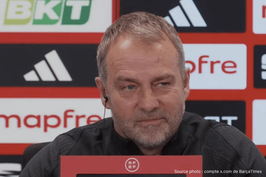 Hansi Flick en conférence de presse parlant des blessés avant Atlético-Barça