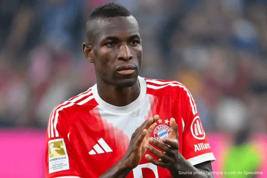 Nicolas Jackson célèbre but avec maillot Bayern Munich Bundesliga