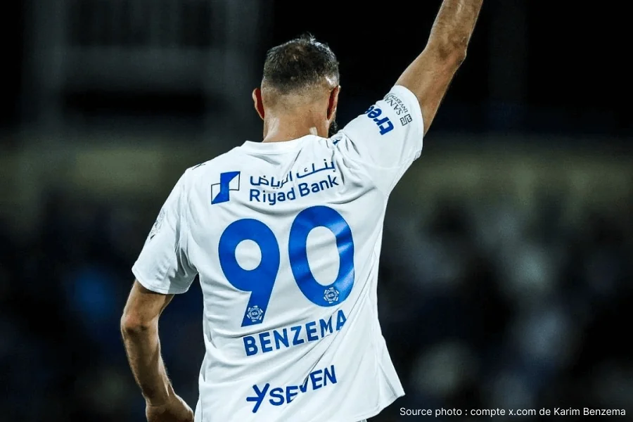 Karim Benzema Al-Hilal maillot bleu célébration but bras levés joie stade supporters