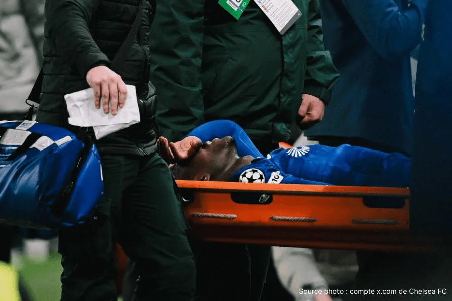 Trevoh Chalobah blessure cheville civière Chelsea PSG Stamford Bridge mars 2026