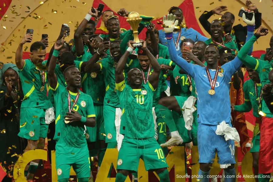 Les joueurs sénégalais soulevant le trophée CAN 2025 avant la disqualification officielle