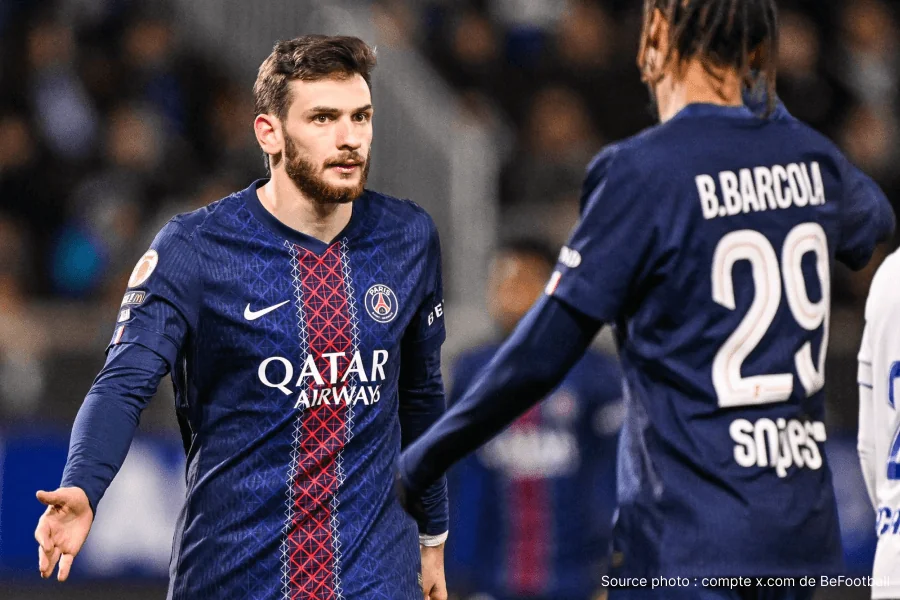 Khvicha Kvaratskhelia célèbre un but avec le maillot du PSG Ligue des Champions 2026