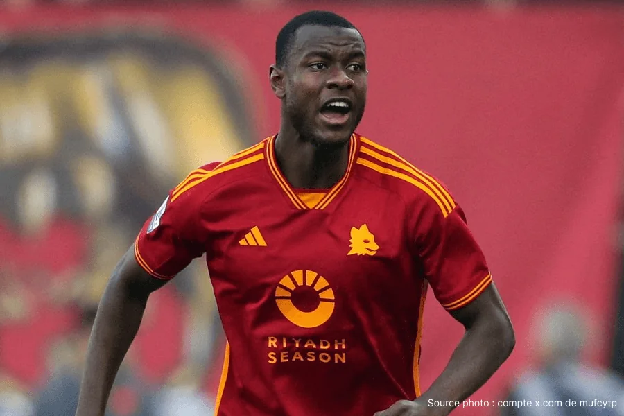 Evan Ndicka AS Roma maillot giallorossi action défense Serie A 2026