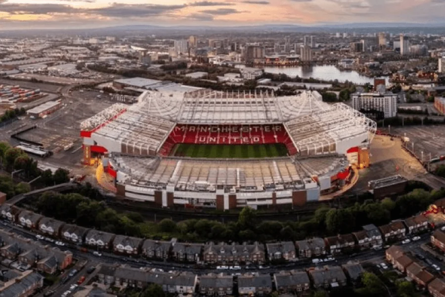 Manchester United Old Trafford stade recrutement milieu Tonali mercato été 2026