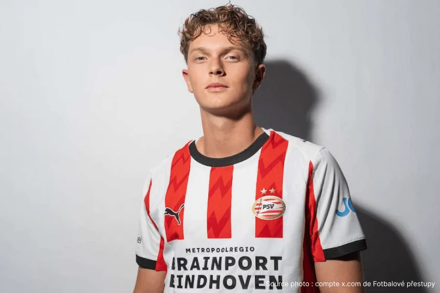 Paul Wanner portrait maillot PSV Eindhoven regard déterminé 2026