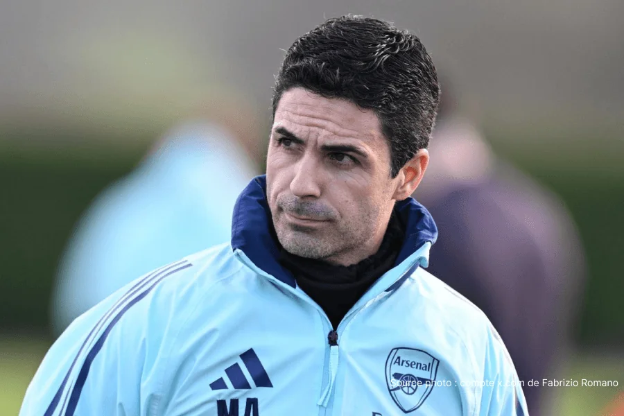 Mikel Arteta entraîneur d'Arsenal donnant des instructions tactiques en conférence de presse