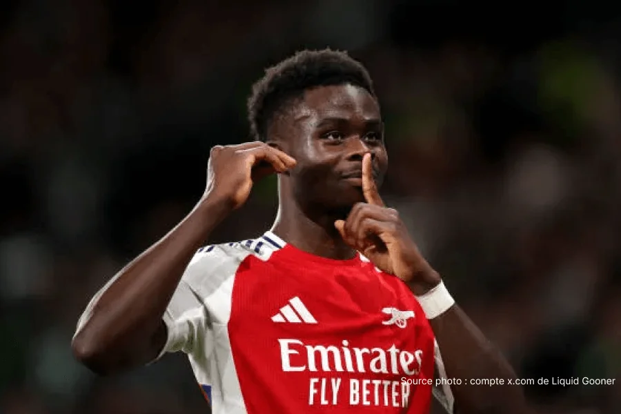 Bukayo Saka en pleine course avec le maillot d'Arsenal lors d'un match de Premier League